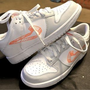 Nike Dunk Low SE
3D Swoosh Pure Platinum Total Orange (GS)